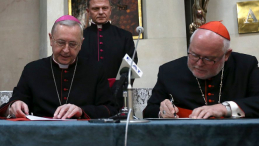 Przewodniczący Konferencji Episkopatu Polski abp Stanisław Gądecki (L) i przewodniczący Konferencji Episkopatu Niemiec kard. Reinhard Marx. 2015 r. Fot. PAP/W. Deska