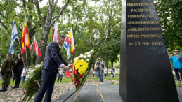 Wiceprezydent miasta Rafał Rudnicki (C) składa wieniec przed pomnikiem Bohaterów Getta na placu im. Mordechaja Tenenbauma. Fot. PAP/M. Zieliński