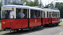 Historyczny wagon doczepny pochodzący z lat 40. XX wieku został zrekonstruowany przez pracowników Miejskiego Przedsiębiorstwa Komunikacyjnego w Krakowie. Fot. PAP/J. Bednarczyk