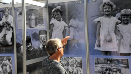 Uroczystość otwarcia wystawy plenerowej „Ukradzione dzieciństwo”. Fot. PAP/J. Bednarczyk