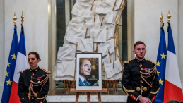 Warta honorowa przy portrecie J. Chiraca w Pałacu Elizejskim. Fot. PAP/EPA