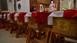 Msza św. w Katedrze Polowej Wojska Polskiego w Warszawie, pod przewodnictwem biskupa polowego Wojska Polskiego Józefa Guzdka podczas uroczystości pogrzebowych 22 ofiar zbrodni komunistycznych. Fot. PAP/P. Nowak