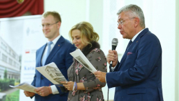 Marszałek Senatu Stanisław Karczewski (P) oraz ambasador Polski na Łotwie Monika Michaliszyn (C) biorą udział w Narodowym Czytaniu 2019 na uniwersytecie w Dyneburgu. Fot. PAP/R. Guz