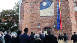 Odsłonięcie zegara słonecznego na zabytkowej gotyckiej wieży najstarszej polskiej szkoły – LO im. marszałka Stanisława Małachowskiego w Płocku. Fot. PAP/P. Augustyniak
