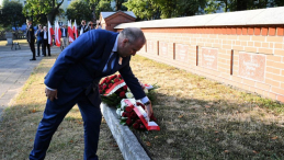 Przewodniczący Platformy Obywatelskiej Grzegorz Schetyna składa kwiaty na grobowcu obrońców Poczty Polskiej w Gdańsku podczas uroczystych obchodów 80. rocznicy wybuchu II wojny światowej. Fot. PAP/A. Warżawa