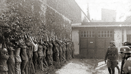 Obrońcy Poczty Polskiej w Gdańsku w niemieckiej niewoli. 01.09.1939. Źródło: Wikimedia Commons