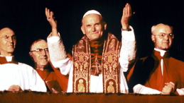 Jan Paweł II bezpośrednio po wyborze na papieża. Fot. PAP/EPA