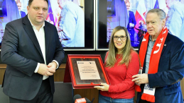 Rodzice amerykańskiego żołnierza Michaela Ollisa, Linda Ollis (C) i Robert Ollis (P) oraz prezes zarządu KGHM Marcin Chludziński (L) podczas spotkania w KGHM Polska Miedź S.A. w Lubinie, w czasie którego odebrali nadany im tytuł Honorowych Ambasadorów Polski. Fot. PAP/S. Borowski