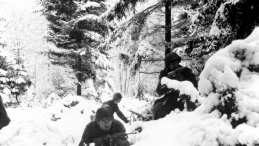 Ardeny, 1944 r. Amerykańscy żołnierze na pozycjach. Źródło: Wikipedia Commons