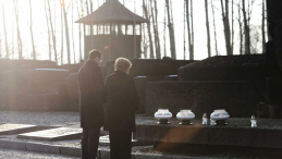 Kanclerz Niemiec Angela Merkel (P) i premier Mateusz Morawiecki (L) zapalają znicze przy Międzynarodowym Pomniku Ofiar Obozu na terenie byłego niemieckiego nazistowskiego obozu zagłady Auschwitz II-Birkenau. Fot. PAP/A. Grygiel