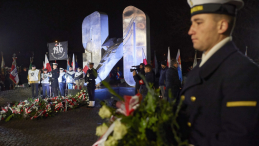 Gdynia, 17.12.2019. Uczestnicy uroczystości przed pomnikiem Ofiar Grudnia 1970 w Gdyni. Fot. PAP/A. Warżawa.