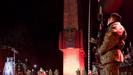 Centralne uroczystości przed pomnikiem Powstańców Wielkopolskich w Poznaniu w 101. rocznicę wybuchu zrywu. Fot. PAP/M. Zakrzewski