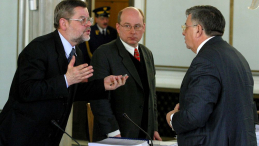 Lew Rywin (P) w rozmowie z członkami sejmowej komisji śledczej Tomaszem Nałęczem (L) i Janem Marią Rokita. 22.02.2003. Fot. PAP/T. Gzell Lew Rywin (P) w rozmowie z członkami sejmowej komisji śledczej Tomaszem Nałęczem (L) i Janem Marią Rokita. 22.02.2003. Fot. PAP/T. Gzell