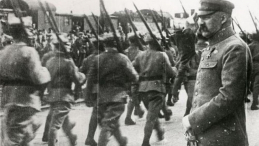 Wojna polsko-bolszewicka: oddziały wyruszające na front defilują przed Naczelnym Wodzem Józefem Piłsudskim. 04.1920. Źródło: CAW