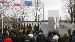 Uroczystości przed pomnikiem przy Muzeum Martyrologii w Słońsku podczas obchodów 75. rocznicy zagłady więźniów niemieckiego obozu Sonnenburg. Fot. PAP/L. Muszyński