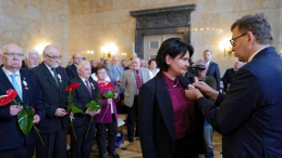 Prezes IPN Jarosław Szarek (P) oraz odznaczona Maria Czarnecka (C) podczas uroczystości wręczenia Krzyży Wolności i Solidarności. Fot. PAP/A. Grygiel