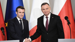Prezydent RP Andrzej Duda (P) oraz prezydent Francji Emmanuel Macron (L) podczas spotkania z przedstawicielami mediów w Pałacu Prezydenckim. Fot. PAP/R. Pietruszka