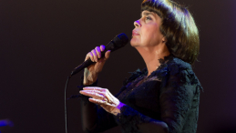 Wrocław, 18.10.2016. Francuska piosenkarka Mireille Mathieu podczas koncertu we Wrocławiu. PAP/M. Kulczyński