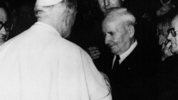 1982. Papież Jan Paweł II i Franciszek Gajowniczek (P), żołnierz, więzień niemieckiego obozu koncentracyjnego Auschwitz-Birkenau. PAP/CAF-archiwum