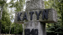 Pomnik upamiętniający ofiary Zbrodni Katyńskiej na Cmentarzu Wojskowym na Powązkach. Fot. PAP/L. Szymański