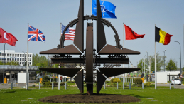 Symbol NATO przed kwaterą sojuszu w Brukseli. Fot. PAP/W. Dąbkowski
