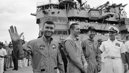 Załoga Apollo 13 na pokładzie okrętu USS Iwo Jima. Źródło: Wikipedia Commons