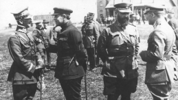 04 1920. Wyprawa kijowska. Gen. Antoni Listowski (pierwszy z lewej) podczas rozmowy z atamanem Semenem Petlurą (drugi z lewej). Źródło: NAC