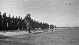 Zaślubiny z morzem na kołobrzeskiej plaży. 18 marzec 1945 r. Fot. PAP/CAF