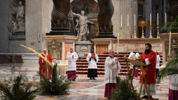 Papież Franciszek podczas mszy świętej w Niedzielę Palmową w bazylice św. Piotra. 05.04.2020. Fot. PAP/EPA