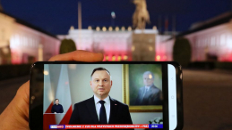 Prezydent Andrzej Duda wygłasza orędzie telewizyjne; wystąpienie oglądane jest przed Pałacem Prezydenckim w Warszawie. Fot. PAP/P. Supernak