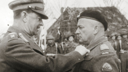 1944 r. Gen. Harold Alexander dekoruje gen. Bronisława Rakowskiego po bitwie o Ankonę. Źródło: Wikipedia Commons
