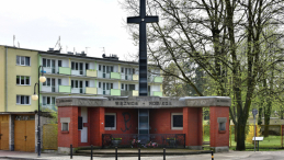 Pomnik ofiar obozu NKWD przy ul. Marsa w Rembertowie. Źródło: Wikipedia Commons