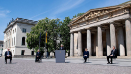 Prezydent Niemiec Frank-Walter Steinmeier (C) przemawia podczas uroczystości w 75. rocznicę zakończenia II wojny światowej. Fot. PAP/EPA