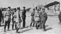 Warszawa, 1920. Członkowie francuskiej misji wojskowej z polskimi oficerami na plaży nad Wisłą. Źródło: NAC