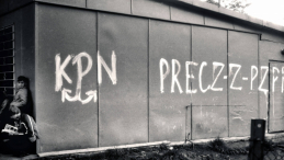 Kraków, początek lat 80. XX wieku. Napisy antypartyjne na sklepie. Fot. PAP/J. Ochoński