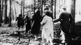 Palmiry. Niemieccy żołnierze prowadzą kobiety na rozstrzelanie. Źródło: NAC