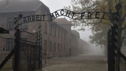 Teren b. niemieckiego nazistowskiego obozu Auschwitz. Fot. PAP/J. Bednarczyk