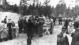 Obdukcja zwłok polskich oficerów zamordowanych w Katyniu w 1940 r. Katyń, Rosja, 1943 r. Fot. PAP/CAF/Reprodukcja