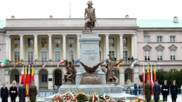 Warszawa, 16.11.2010. Odsłonięcie pomnika Tadeusza Kościuszki. PAP/R. Pietruszka