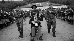 Ppłk Marian Tomaszewski (C) podczas uroczystości na polskim Cmentarzu Wojennym na Monte Cassino. 18.05.2019. Fot. PAP/L. Szymański