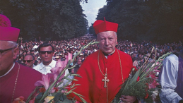 Prymas Polski kardynał Stefan Wyszyński (C) wprowadza 255. Warszawską Pielgrzymkę Pieszą na Jasną Górę. 1971 r. Fot. PAP/J. Rosikoń 