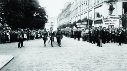 Warszawa, plac Saski, 18 lipca 1920 r. Ochotnicy przed wyruszeniem na front. Źródło: W. Rokosz/Centralne Archiwum Wojskowe WBH