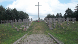 Giby. Krzyż poświęcony pamięci pomordowanych w Obławie Augustowskiej. Źródło: Wikipedia Commons