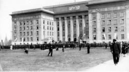 Widok zewnętrzny gmachu Sejmu Śląskiego i Urzędu Wojewódzkiego, 1926 r. Źródło: NAC