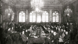 @0 09 1920 r. Pierwsze posiedzenie plenarne rokowań. Źródło: Wikipedia Commons