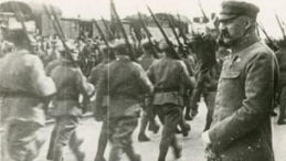 Defilada oddziałów wyruszających na front przed Naczelnym Wodzem Józefem Piłsudskim. 04.1920. Warszawa
