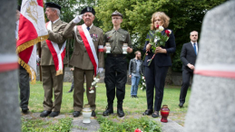 Wilno, Litwa, 07.07.2020. Polska ambasador na Litwie Urszula Doroszewska (P) podczas obchodów 76. rocznicy operacji Ostra Brama na wileńskiej Rossie. Fot. PAP/V. Doveiko