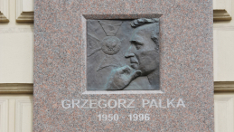 Łódź. Tablica poświęcona Grzegorzowi Palce (ul. Piotrkowska 260). Źródło: Wikipedia Commons