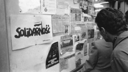 Gdańsk, 31.08.1980 r. Siedemnasty dzień strajku w Stoczni Gdańskiej. Na zdj. tablica ogłoszeń przed bramą stoczni. Fot. PAP/CAF/J. Uklejewski