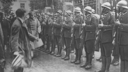 10 08 1930. Radom. Zjazd Legionistów. Marszałek Józef Piłsudski przechodzi przed wartą honorową. Źródło: NAC